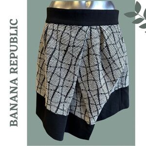 Banana Republic Black White Asymmetrical Faux Wrap Tweed Wide Band Hem Size 4